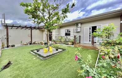 Imagem: A casa possui 3 Dormitórios, 2 Banheiros, 2 Vagas na garagem