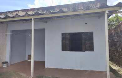 Imagem: A casa possui 3 Dormitórios, 1 Banheiro, 2 Vagas na garagem