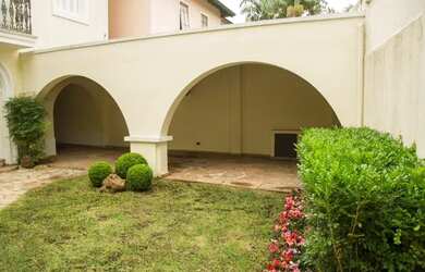 Imagem: A casa possui 3 Dormitórios, 5 Banheiros, 2 Vagas na garagem