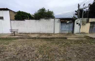 Imagem: A casa possui 3 Dormitórios, 3 Banheiros, 4 Vagas na garagem