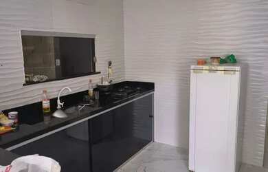 Imagem: A casa possui 2 Dormitórios, 1 Banheiro, 1 Vaga na garagem