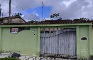 Imagem: A casa possui 3 Dormitórios, 1 Banheiro, 2 Vagas na garagem
