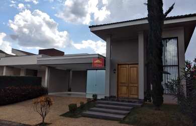 Imagem: A casa em condomínio possui 4 Dormitórios, 5 Banheiros, 2