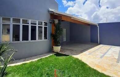 Imagem: A casa possui 3 Dormitórios, 2 Banheiros, 3 Vagas na garagem