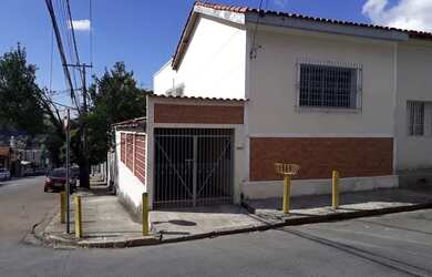 Imagem: A casa possui 2 Dormitórios, 2 Banheiros, 2 Vagas na garagem