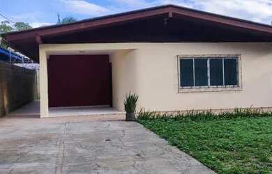 Imagem: A casa possui 4 Dormitórios, 3 Banheiros, 5 Vagas na garagem