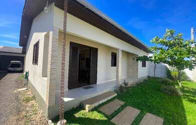 Imagem: A casa possui 4 Dormitórios, 1 Banheiro, 2 Vagas na garagem