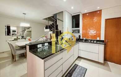 Imagem: A casa possui 3 Dormitórios, 3 Banheiros, 2 Vagas na garagem