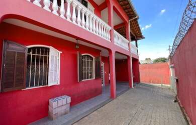 Imagem: A casa possui 4 Dormitórios, 4 Banheiros, 5 Vagas na garagem