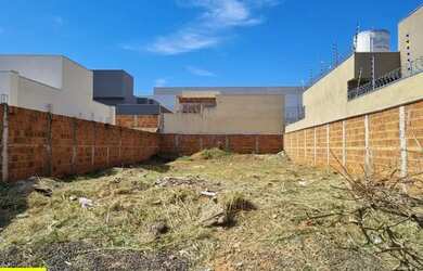 Imagem: O terreno possui 200m² de Área e está localizado em Villa