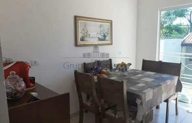 Imagem: A casa possui 2 Dormitórios, 3 Banheiros, 4 Vagas na garagem