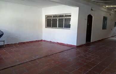 Imagem: A casa possui 3 Dormitórios, 3 Banheiros, 3 Vagas na garagem