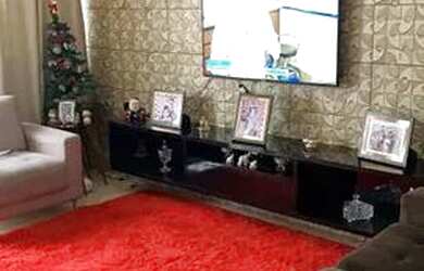 Imagem: A casa possui 3 Dormitórios, 2 Banheiros, 2 Vagas na garagem