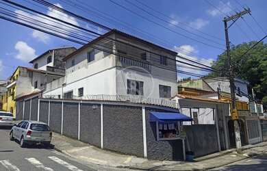 Imagem: A casa possui 4 Dormitórios, 4 Banheiros, 5 Vagas na garagem