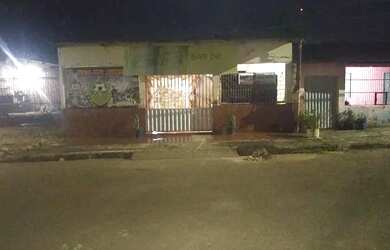 Imagem: A casa possui 3 Dormitórios, 1 Banheiro e 1 Vaga na garagem