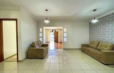 Imagem: A casa possui 3 Dormitórios, 3 Banheiros, 3 Vagas na garagem