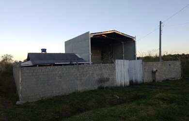 Imagem: A casa possui 3 Dormitórios, 1 Banheiro, 1 Vaga na garagem