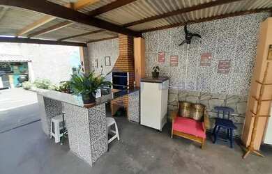 Imagem: A casa possui 2 Dormitórios, 1 Banheiro, 2 Vagas na garagem