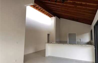 Imagem: A casa possui 3 Dormitórios, 4 Banheiros, 2 Vagas na garagem