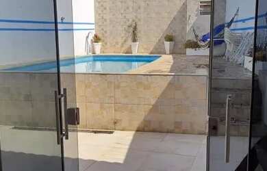 Imagem 2: Casa grande com piscina. Piscina, Churrasqueira, 280m² de Áreae5 Vagas...