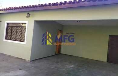 Imagem: A casa possui 3 Dormitórios, 1 Banheiro, 2 Vagas na garagem