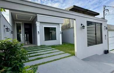 Imagem: A casa possui 3 Dormitórios, 2 Banheiros, 2 Vagas na garagem