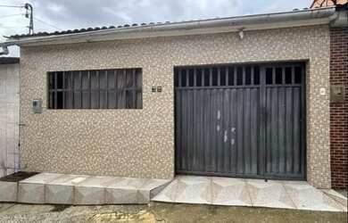 Imagem: A casa possui 3 Dormitórios e 2 Banheiros e está localizado