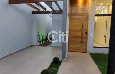 Imagem: A casa possui 3 Dormitórios, 1 Banheiro, 2 Vagas na garagem