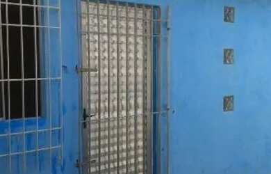 Imagem: A casa possui 2 Dormitórios, 1 Banheiro, 2 Vagas na garagem