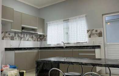 Imagem: A casa em condomínio possui 3 Dormitórios, 3 Banheiros, 2