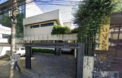 Imagem: O depósito possui 4 Vagas na garagem, 284m² de Área e está