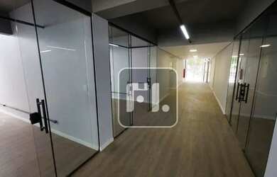 Imagem: O depósito possui 5 Vagas na garagem e 3497m² de Área e está