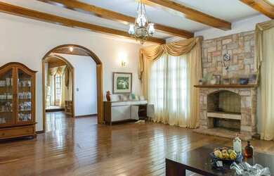 Imagem: A casa possui 4 Dormitórios, 5 Banheiros, 4 Vagas na garagem