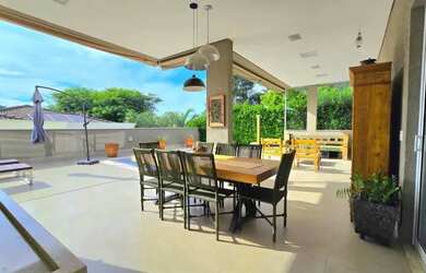 Imagem: A casa em condomínio possui 4 Dormitórios, 5 Banheiros, 4