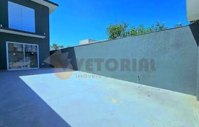 Imagem: A casa possui 2 Dormitórios, 3 Banheiros, 2 Vagas na garagem