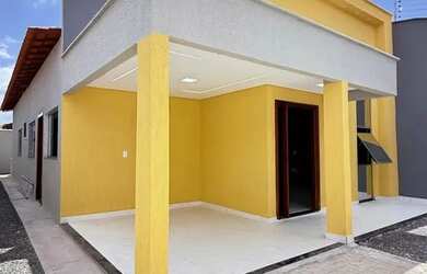 Imagem: A casa possui 3 Dormitórios, 2 Banheiros, 2 Vagas na garagem