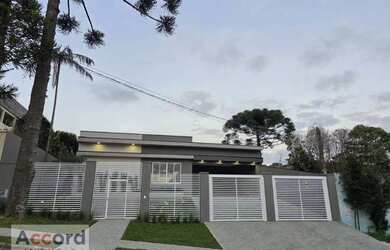 Imagem: A casa possui 3 Dormitórios, 3 Banheiros, 4 Vagas na garagem