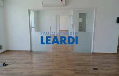 Imagem: O depósito possui 3 Vagas na garagem, 122m² de Área e está