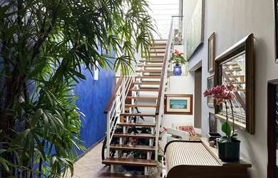 Imagem: A casa possui 3 Dormitórios, 4 Banheiros, 2 Vagas na garagem