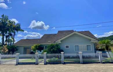 Imagem: A casa possui 3 Dormitórios, 3 Banheiros, 2 Vagas na garagem