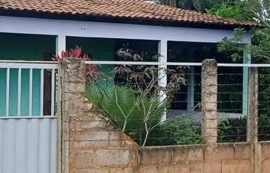 Imagem: A casa possui 3 Dormitórios, 2 Banheiros, 3 Vagas na garagem