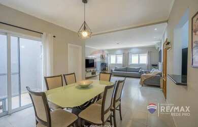 Imagem: A casa possui 3 Dormitórios, 2 Banheiros, 4 Vagas na garagem