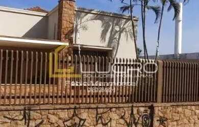 Imagem: A casa possui 3 Dormitórios, 3 Banheiros, 4 Vagas na garagem