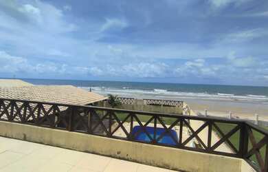 Imagem: A casa possui 5 Dormitórios, Acomodam 25 pessoas e 5 Vagas