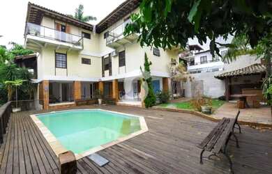 Imagem: A casa possui 5 Dormitórios, 5 Banheiros, 4 Vagas na garagem