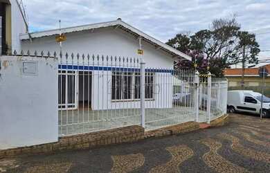 Imagem: A casa possui 3 Dormitórios, 2 Banheiros, 4 Vagas na garagem