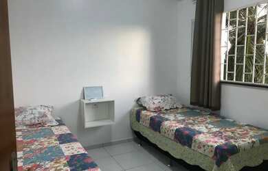 Imagem: A casa possui 3 Dormitórios, Acomodam 15 pessoas e 4 Vagas