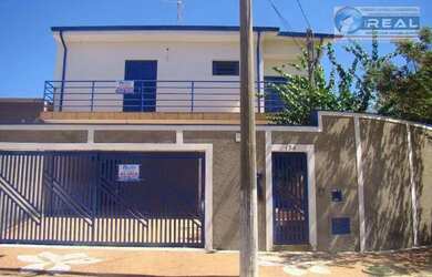 Imagem: A casa possui 4 Dormitórios, 3 Banheiros, 5 Vagas na garagem