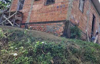 Imagem: A casa possui 3 Dormitórios e 1 Banheiro e está localizado