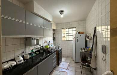 Imagem: O apartamento possui 2 Dormitórios, 1 Banheiro, 1 Vaga na garagem